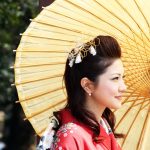 mulher japonesa em trajes tradicionais