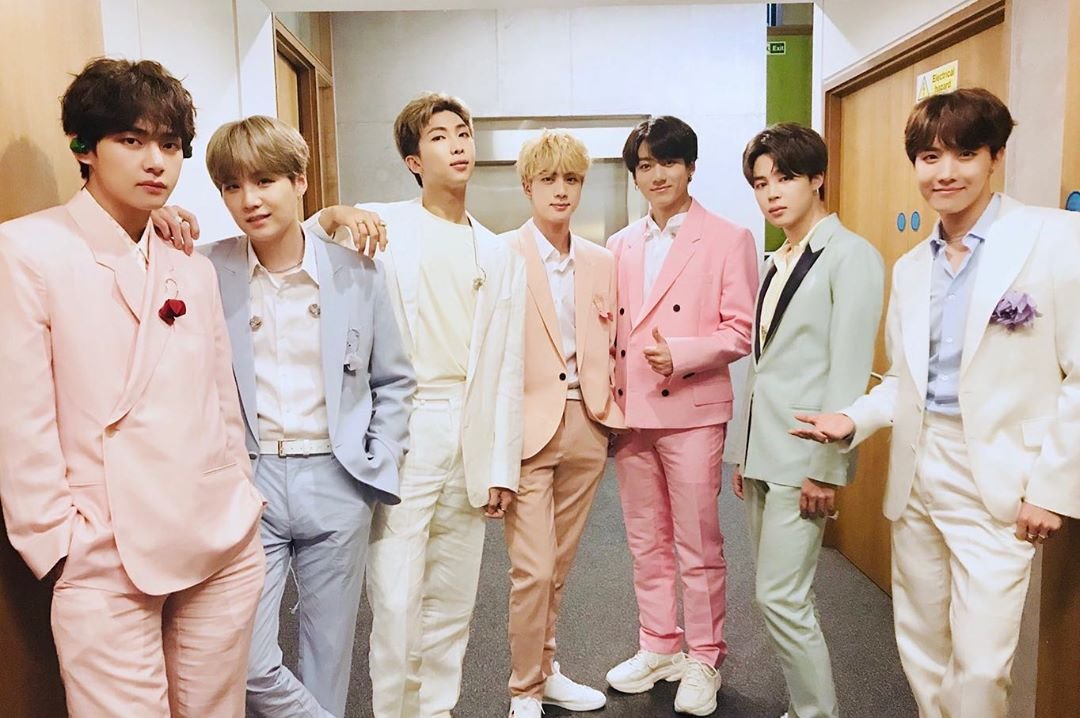 BTS lança o álbum completo do novo jogo BTS world e clip 