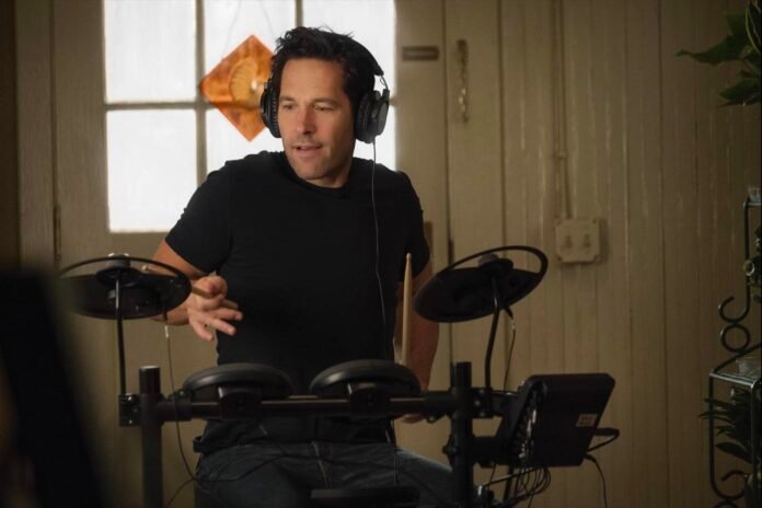 Scott Lang tocando bateria