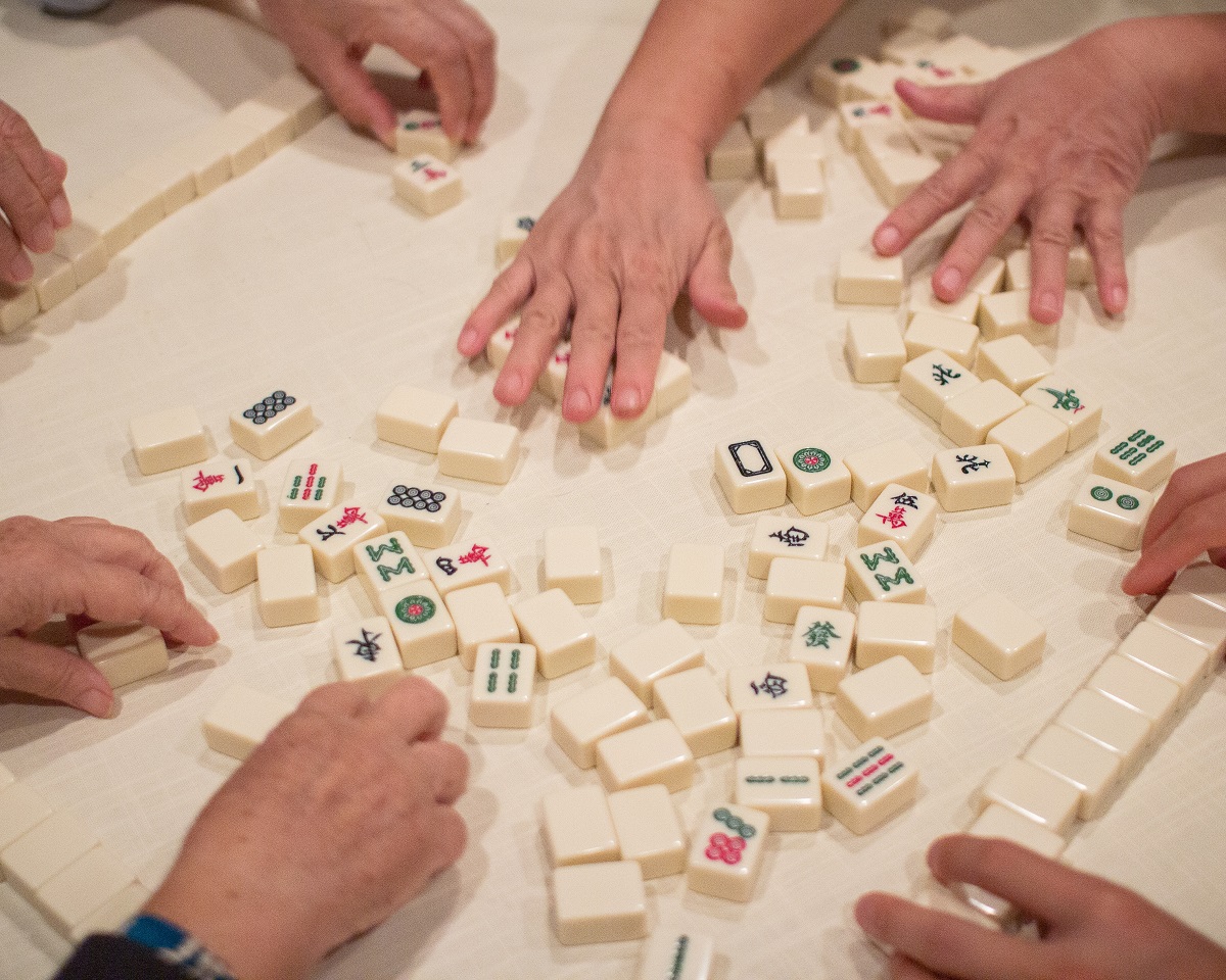 O mahjong na mesa antigo jogo de tabuleiro asiático fecha a