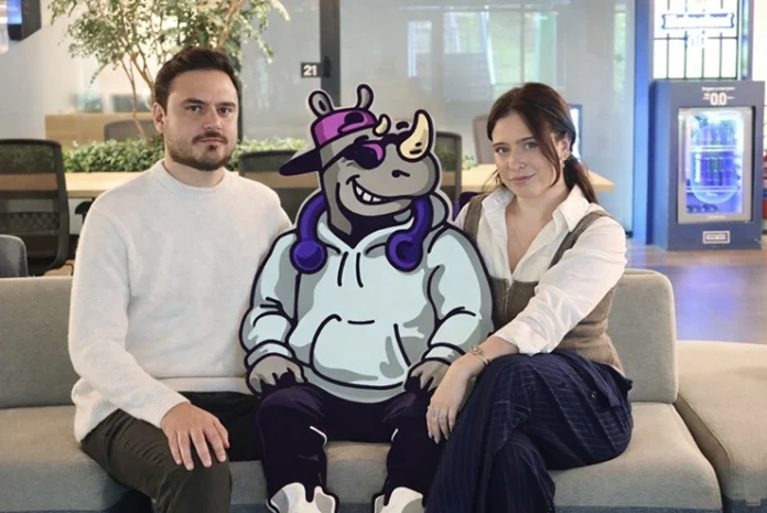 Cofundadores da Rhyno o CEO Felipe de Medeiros e a CMO Larissa Much