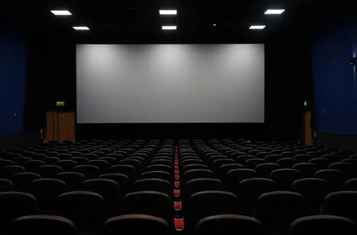 Sala de cinema vazia com tela apagada